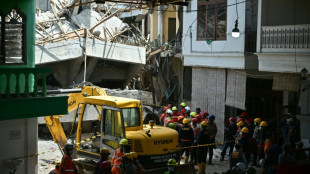 Indon&eacute;sie: quelque 90 personnes sous les d&eacute;combres d'une &eacute;cole effondr&eacute;e, un survivant extrait