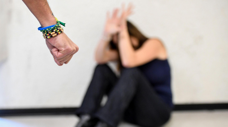 Istat, violenza sessuale prima dei 16 anni per il 7,8% delle donne