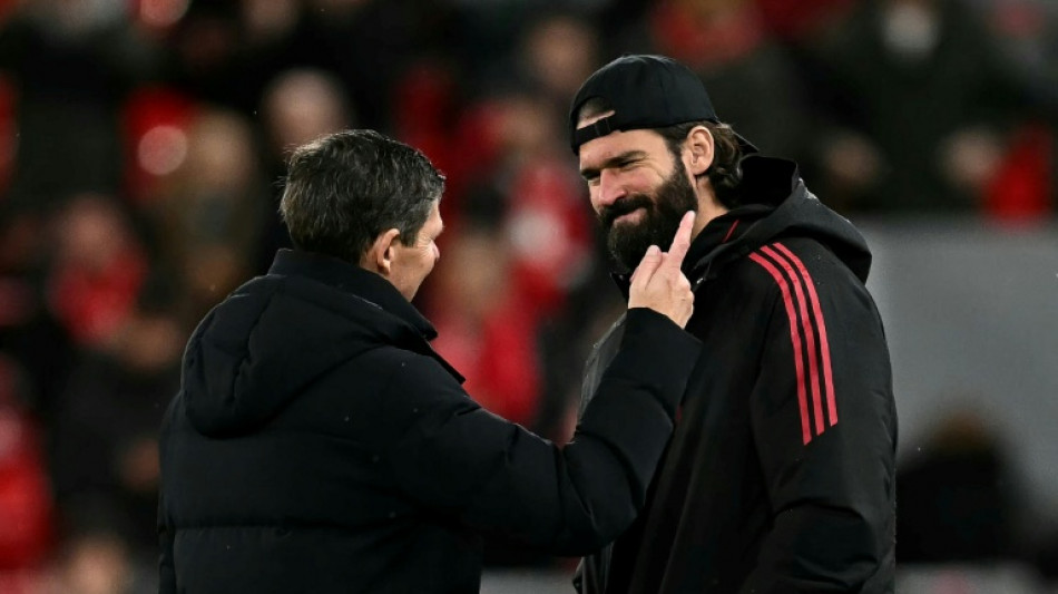 Técnico do Liverpool confirma retorno do goleiro Alisson