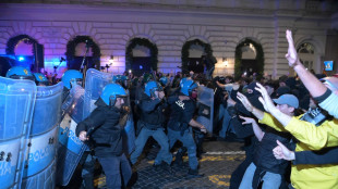 Scontri al centro di Roma, cariche e idranti sui manifestanti