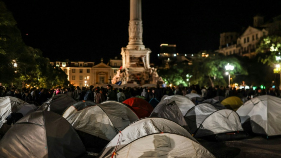 La polic&iacute;a desmantela el campamento por el derecho a la vivienda en Lisboa
