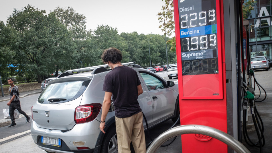 Prezzo del petrolio in rialzo, Wti scambiato a 101,58 dollari