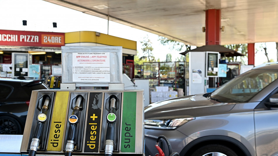 Mimit, prezzo self benzina sale a 2,054 euro
