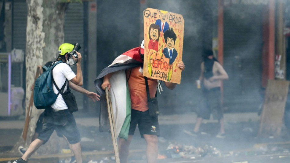 Reforma trabalhista de Milei avan&ccedil;a no Senado em meio a protestos