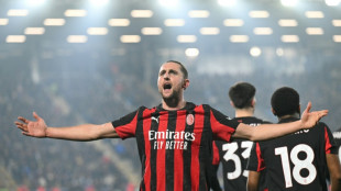 Milan vence Como de virada (3-1) e mant&eacute;m persegui&ccedil;&atilde;o &agrave; Inter