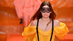 Ovaci&oacute;n para la colecci&oacute;n Louis Vuitton en Par&iacute;s a pesar de protestas ecologistas