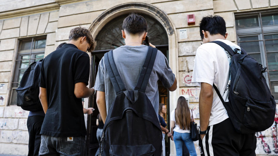 Provvedimenti per altre due docenti della scuola studente suicida