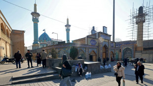 Ir&atilde; tenta resistir &agrave; amea&ccedil;a dos EUA e san&ccedil;&otilde;es da UE