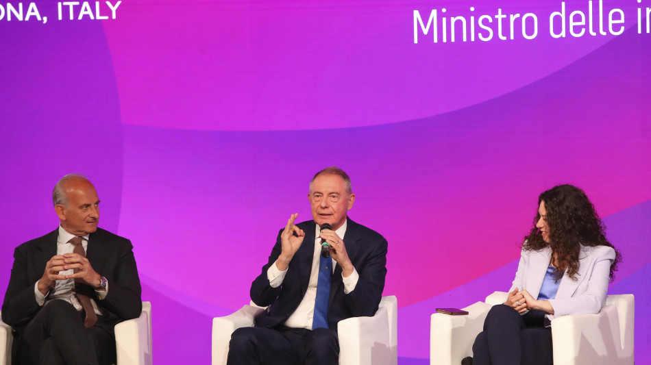 Urso, 'prevediamo incentivi per i veicoli, anche i commerciali'