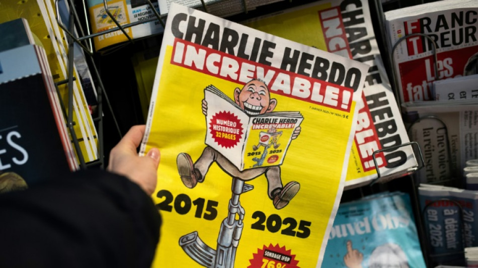 Dix ans apr&egrave;s les attentats, hommages et forte &eacute;motion devant l'"increvable" Charlie Hebdo et l'Hyper Cacher