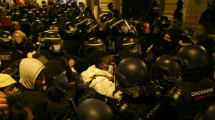 Polizei r&auml;umt von jungen Migranten besetztes Theater in Paris