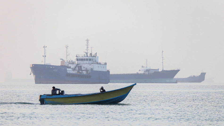 Iran, per passare Hormuz le navi devono chiedere permesso 48 prima