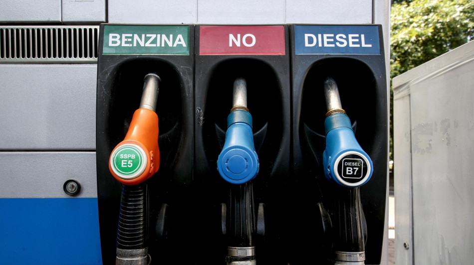 Milioni di litri di benzina sul mercato evadendo l'imposta, maxi sequestro
