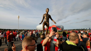 Una estatua de Beckenbauer erigida en la explanada del Allianz Arena de Múnich