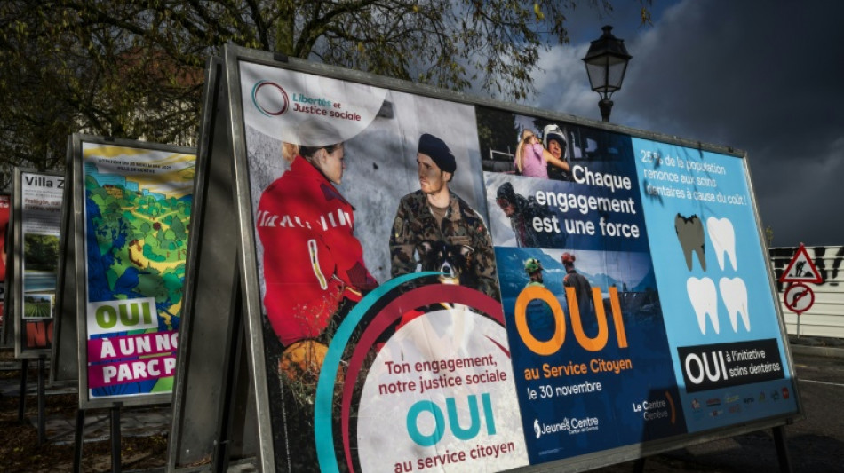 Les Suisses rejettent un service civique obligatoire et une taxe climatique sur les riches (projections)