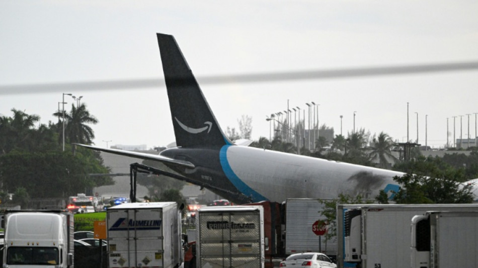 Avi&atilde;o de carga sai da pista,  atinge ve&iacute;culos e pega fogo em Miami