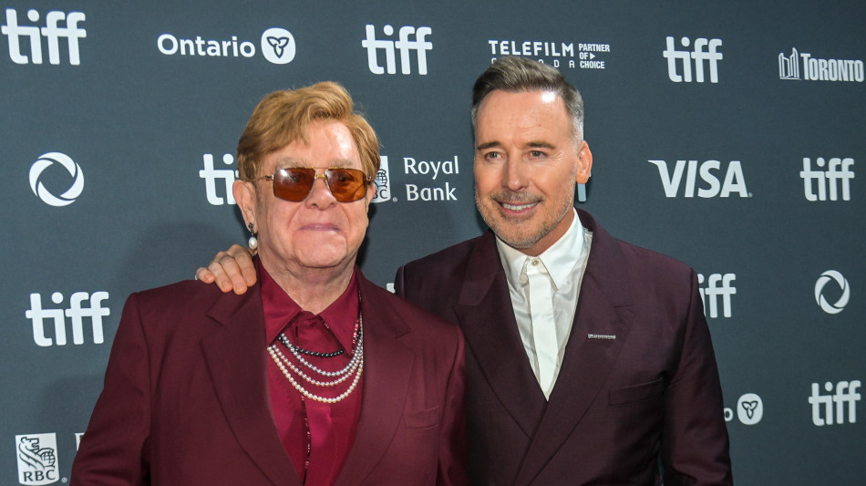 Il marito di Elton John, 'sta bene e si tiene occupato'
