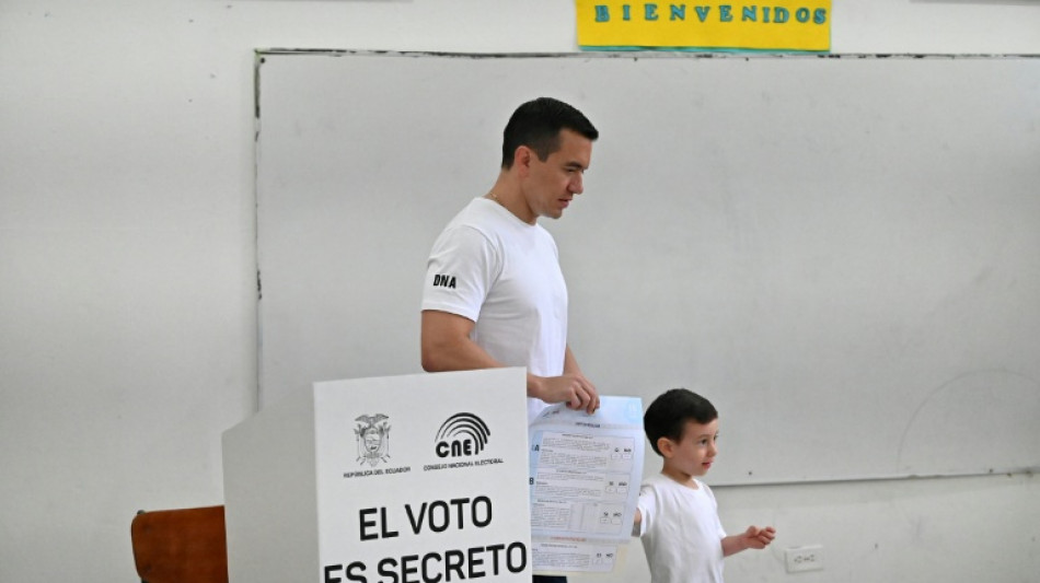 Ecuador vot&oacute; referendo sobre regreso de bases militares extranjeras y nueva Constituci&oacute;n