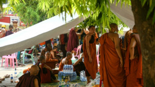 S&eacute;isme en Birmanie: larmes et pri&egrave;res pour des moines pi&eacute;g&eacute;s sous les d&eacute;combres