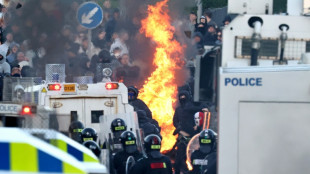 La polic&iacute;a usa ca&ntilde;ones de agua en segunda noche de protestas antinmigraci&oacute;n en Irlanda del Norte
