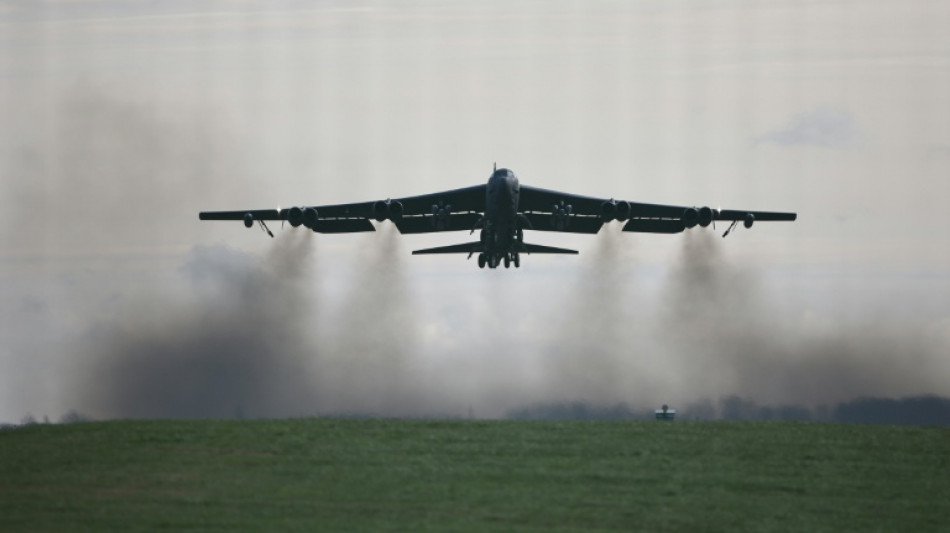 Oito pessoas presumidas mortas em queda de bombardeiro nos EUA