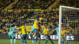 Bar&ccedil;a vence Las Palmas (2-1) com p&ecirc;nalti nos acr&eacute;scimos e ainda sonha com t&iacute;tulo