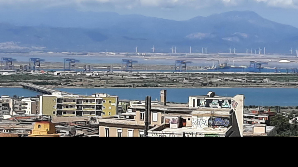 Schiacciato da tubi, operaio morto al porto industriale di Cagliari