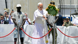 El papa denuncia la "indiferencia" hacia los inmigrantes en un simb&oacute;lico acto en Canarias
