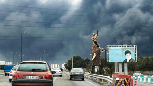 Des d&eacute;p&ocirc;ts de carburant en feu plongent T&eacute;h&eacute;ran dans la nuit, en plein jour