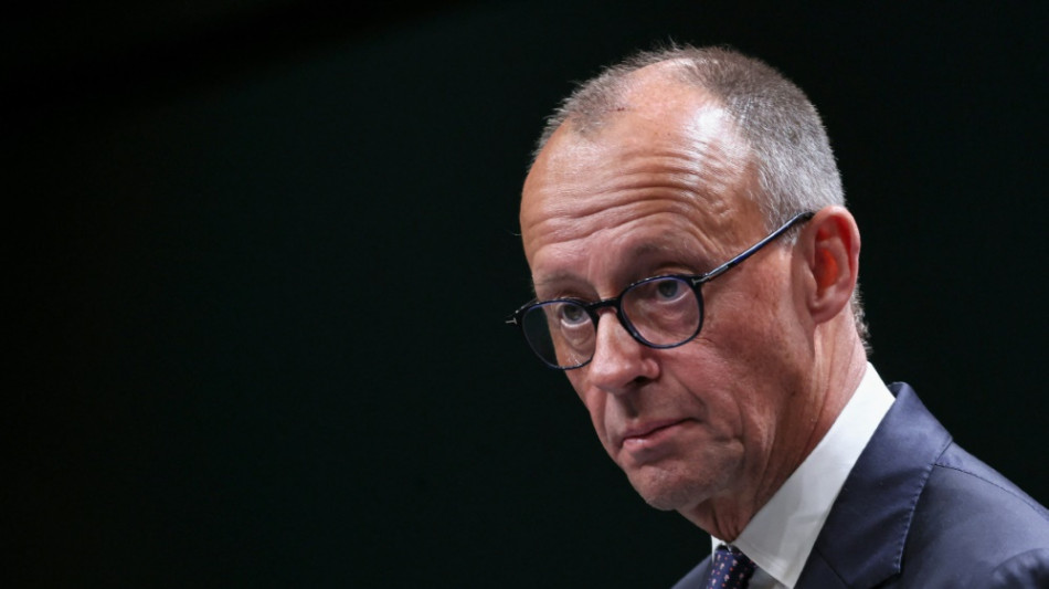 Merz hebt verbindende Kraft des Fußballs hervor