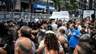Polizei setzt Tr&auml;nengas gegen Demonstranten vor CHP-Zentrale in Istanbul ein