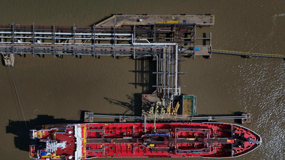 Petrolio in lieve calo in avvio, wti a 83,01 dollari al barile (-0,31%)