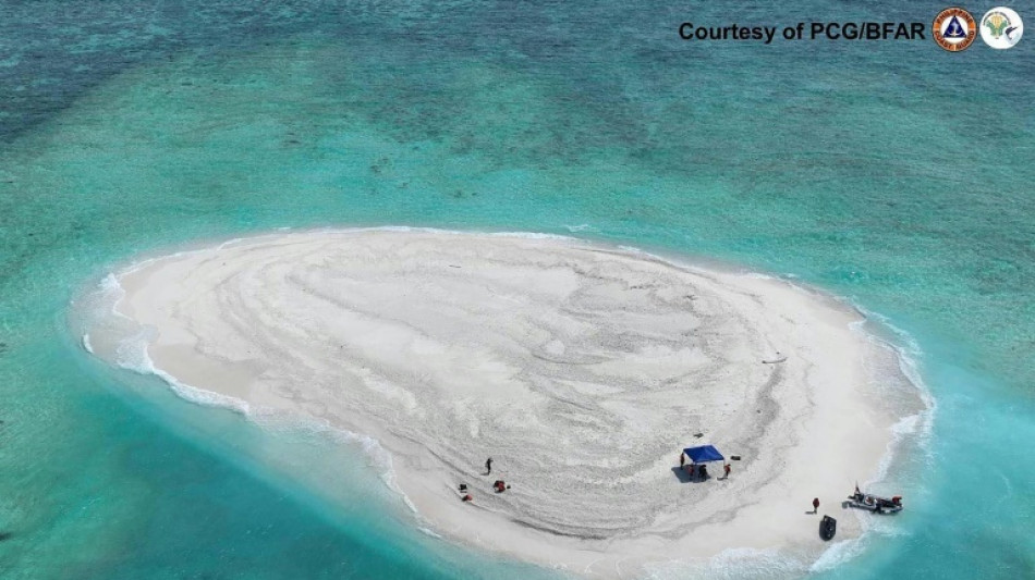 China afirma que desembarc&oacute; en un islote disputado cerca de un puesto militar filipino