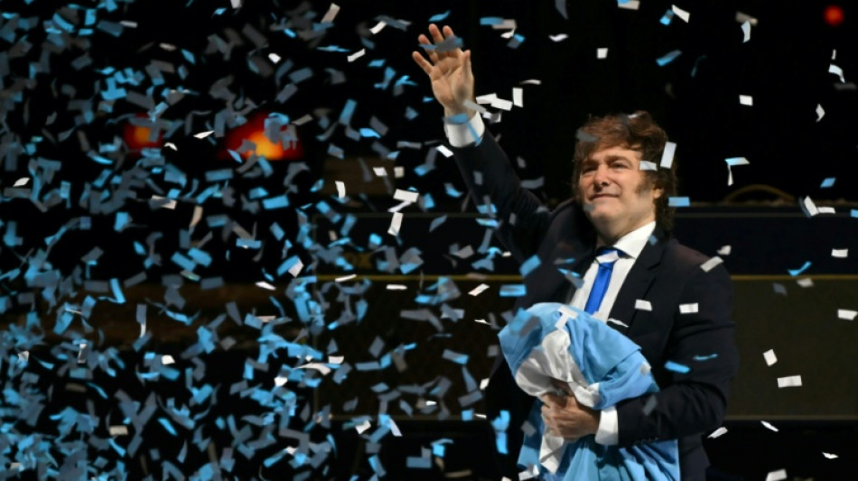 Milei presenta su libro cantando rock en medio de una crisis pol&iacute;tica