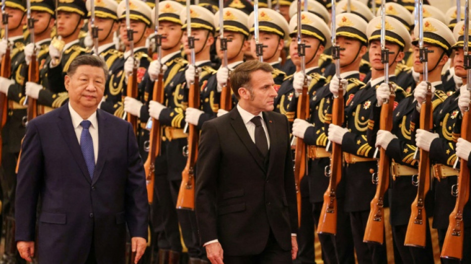 Ukraine, commerce: Macron entre dans le vif du sujet avec Xi à Pékin