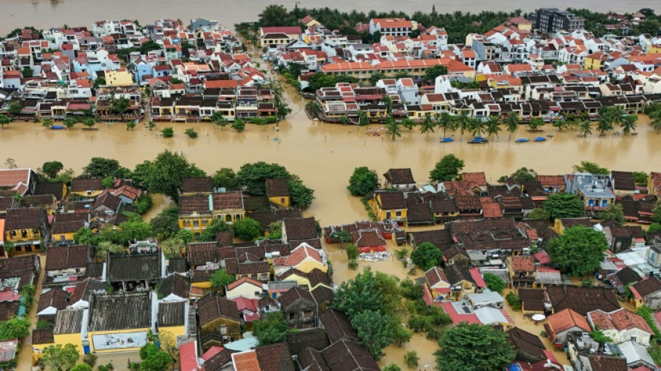 El saldo de muertos por las inundaciones en Vietnam sube a 40 mientras un poderoso tifón se acerca