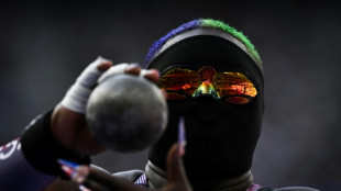 La estadounidense Saunders compite en bala con una m&aacute;scara negra