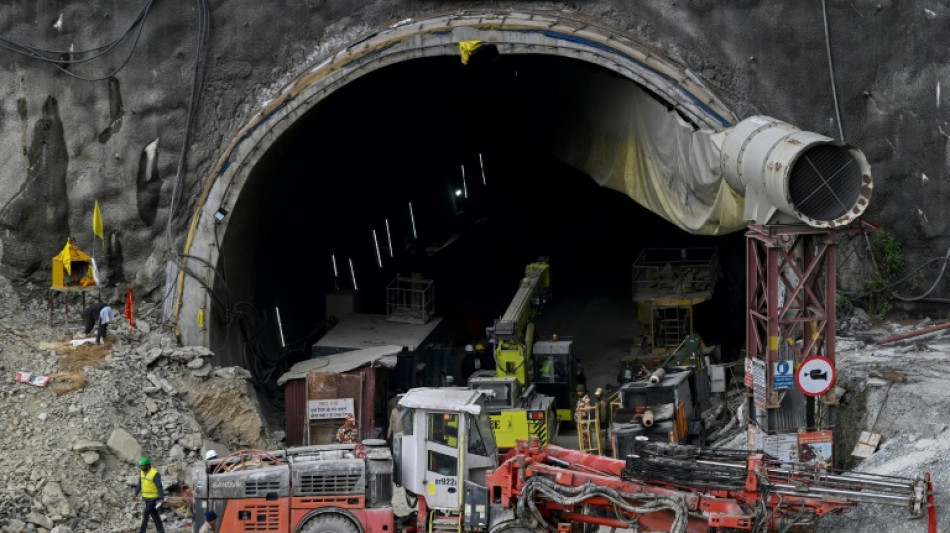 Equipes de resgate est&atilde;o a cinco metros de oper&aacute;rios presos em t&uacute;nel na &Iacute;ndia
