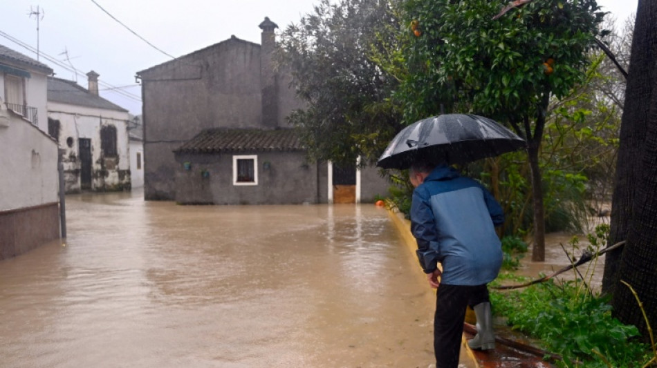 Tempestade deixa milhares de deslocados na Espanha e pode afetar elei&ccedil;&atilde;o em Portugal