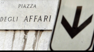 Borsa: a Milano timori per i dazi, giù Stellantis e Moncler